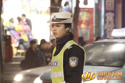 巴中美女交警执勤