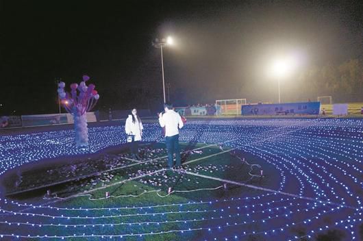 武汉小伙租下江滩足球场求婚 成功获女友芳心