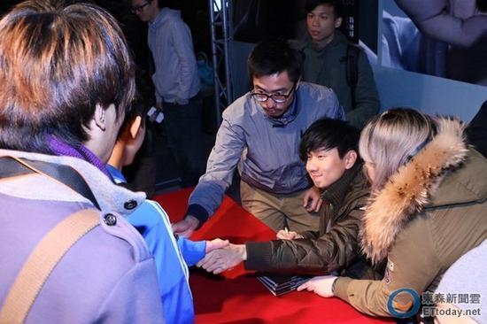 当天林俊杰验完伤，到医院做完笔录又重返签唱会现场继续签名