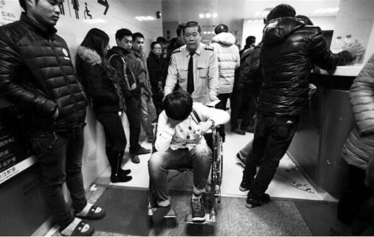 图为:死里逃生,惊魂未定