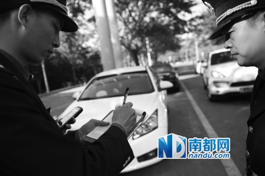 ↑1月1日,福田区中心五路,一辆白色轿车被开罚单。南都记者 陈文才 摄