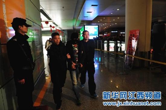 犯罪嫌疑人郑某华被押解回南昌