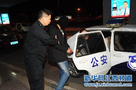 犯罪嫌疑人郑某华被押解回南昌