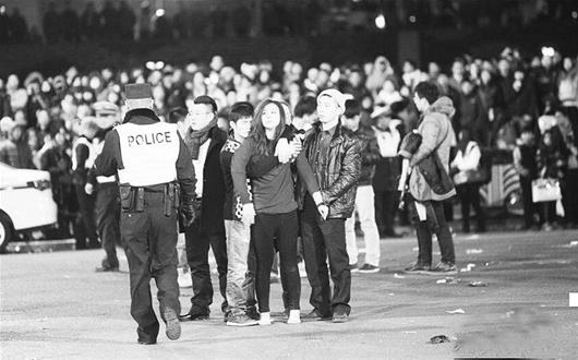 图为:伤者被扶了出来