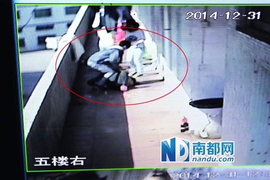 龙华福庭工业区宿舍走廊的监控镜头拍下男子行凶一幕,画面残暴。