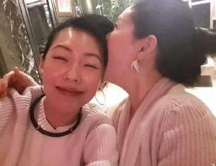 大S张嘴“啃”小S头