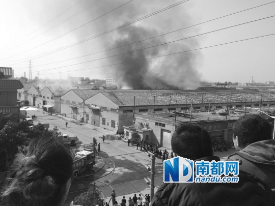 布料仓库火烧3小时,幸无人员伤亡。 南都记者 张驰 摄