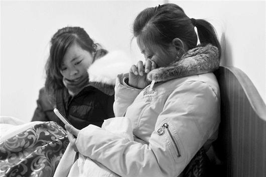 圖為：看著妹妹的照片，吳翠霞的兩位姐姐悲傷不已 （記者周壽江攝）