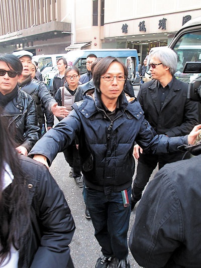 陈木胜导演（右）前来送高佬最后一程。