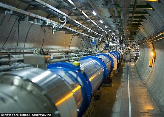 莫妮卡·邓福德博士一直在瑞士的欧洲核子研究中心从事研究工作，直到2013年。他直接参与了2012年希格斯玻色子的探测项目。欧洲核子中心的大型强子对撞机(图中显示部分)埋在法国与瑞士边界一个长度为27公里的地下管道中，位于侏罗山脉脚下。