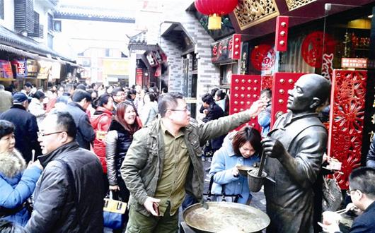 图为：昨日，江城户部巷游人如织，全天人流量较大 记者李辉摄
