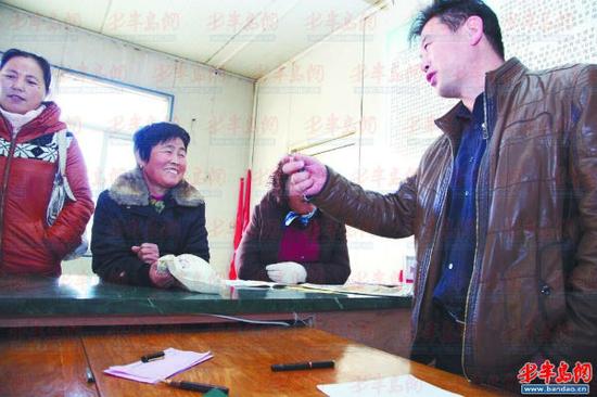 日照12万失地农民入城镇养老险 每月领5百余元