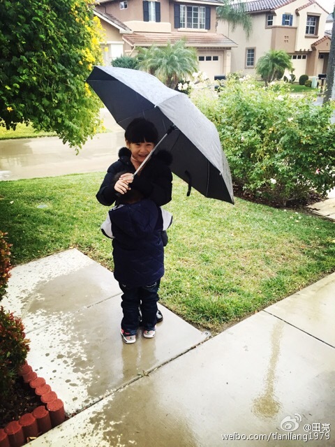 帮弟弟撑伞