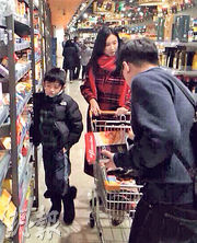 张柏芝携两子逛街Lucas帅气 谢霆锋独吃饭