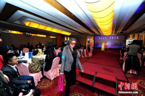圖為參加相親會(huì)的女嘉賓。中新社發(fā) 張暢 攝