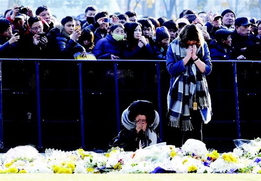 图为：昨日，上海市民悼念踩踏事故36位遇难
