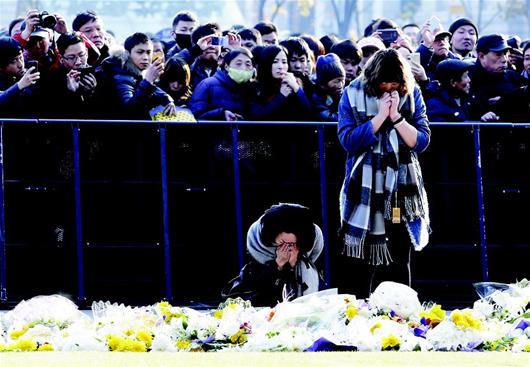 图为:昨日,上海市民悼念踩踏事故36位遇难