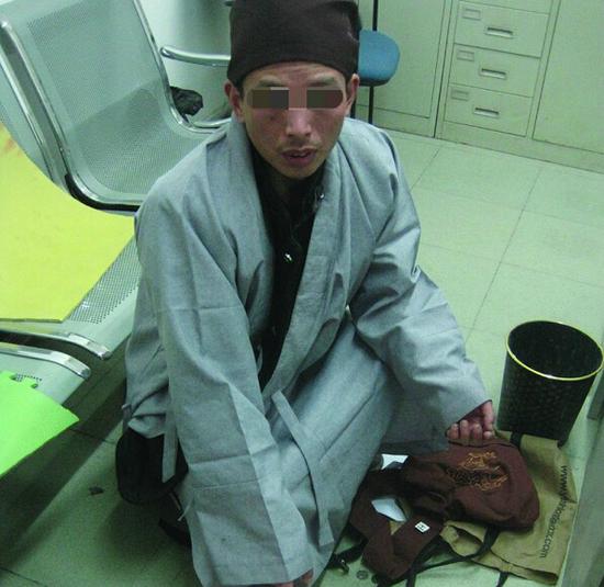 装哑巴、扮道士，声称自己精通量指算命。