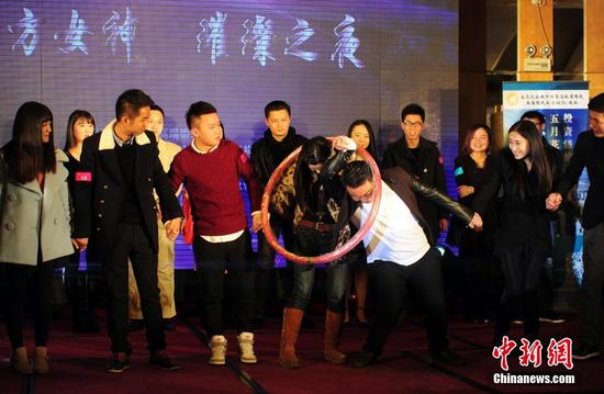 圖為相親會(huì)上男女嘉賓做互動(dòng)游戲。中新社發(fā) 張暢 攝