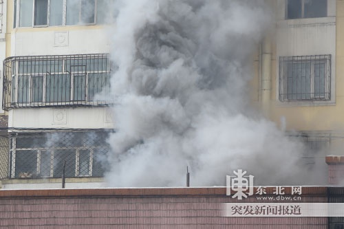 哈尔滨火灾坍塌处相邻楼体复燃 附近居民被疏