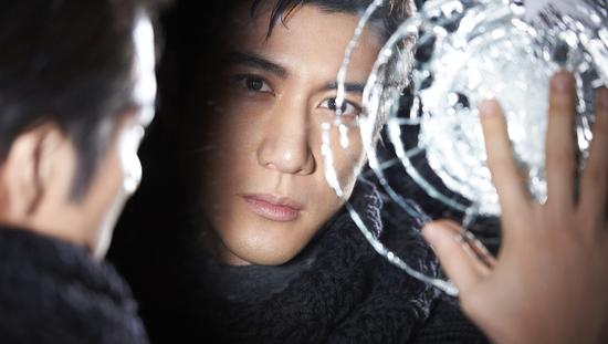 王力宏欧洲散步遇下雪即兴拍《裂心》MV