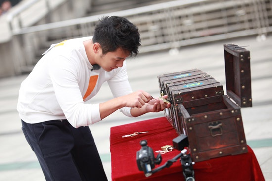 李晨跑男爆发小宇宙 与“神秘人”终极PK