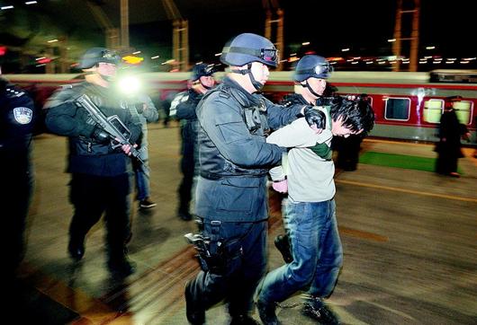 图为：去年12月15日深夜，公安部B级通缉犯娄亚刚被押解回汉
