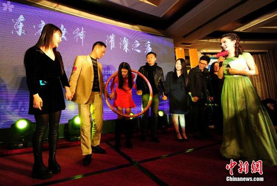 圖為相親會(huì)上男女嘉賓做互動(dòng)游戲。中新社發(fā) 張暢 攝