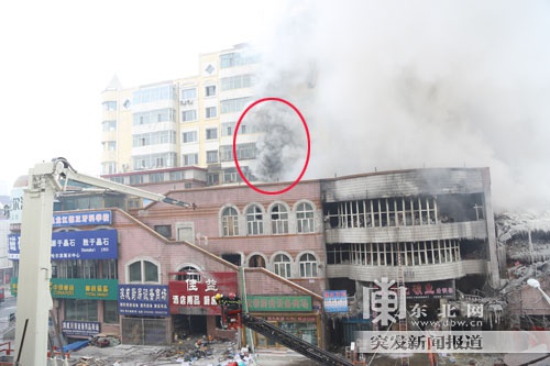 哈尔滨火灾坍塌处相邻楼体复燃 附近居民被疏