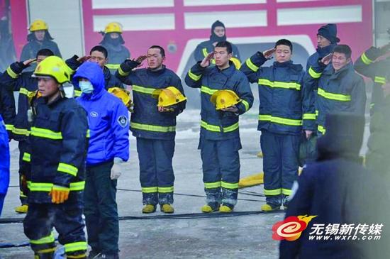 哈尔滨火灾5名消防员殉职 11层建筑坍塌14人