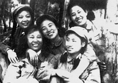 常香玉在朝鲜战场与志愿军女战士在一起。