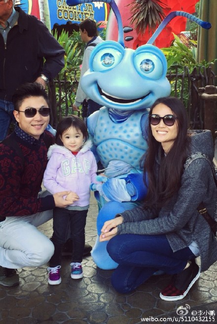 李小鹏一家游迪士尼