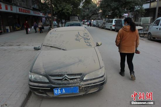 武汉街头“僵尸车”遭调侃