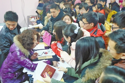 2014年情人节,洛阳市民政局办事处挤满了办理结婚手续的新人。
