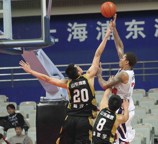 山东男篮客场102-81大胜上海 陶汉林20分14板