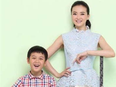 王艳与儿子。
