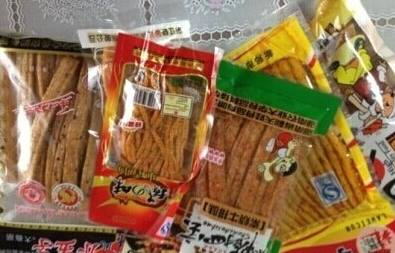 大学生用辣条悬赏。(资料图)