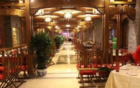 “刘老根会馆”位于北京前门商业区和历史文化保护区，总占地面积一万余平方米，坐北朝南，比邻“刘老根大舞台”。会馆主要由一间两层的餐厅和六个四合院构成，主营刘老根私房菜。此外会馆还可以办理入会，最低额度为5万元。会所餐厅一楼大厅内景。