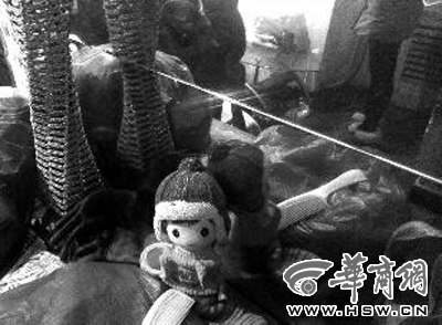 昨日上午,在被性侵女孩儿芳芳(化名)的家中,孩子父亲气愤讲述事情经过 华商报记者 赵彬 摄