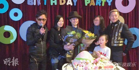 蔡一智生日，草蜢两子与歌迷举行派对，蔡一智太太（左二）及女儿（右二）也有出席