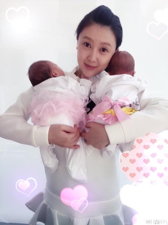 甘薇抱着两个女儿