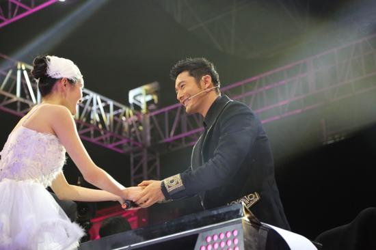 黄晓明为美女与曾志伟互掐 网友:还有Baby