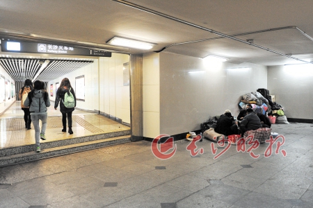 昨日，在地铁2号线长沙火车站站1号出入口通道，五个中年男子在此吃起了火锅。长沙晚报记者 邹麟 摄 　　长沙晚报记者 朱炎皇