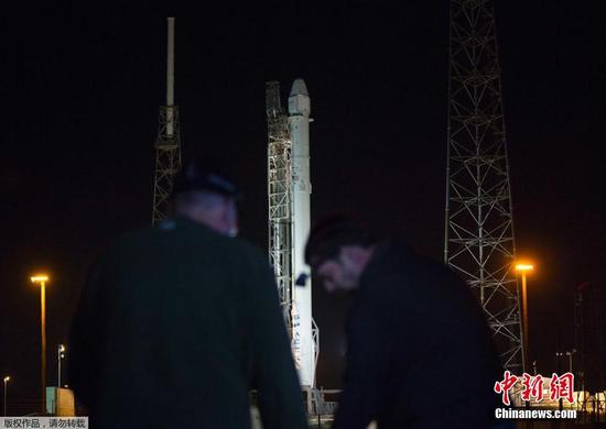 当地时间2015年1月5日，美国佛罗里达州卡纳维拉尔角空军基地，Dragon宇宙飞船和Falcon9火箭静待发射。SpaceX将会于1月6日发射Falcon9火箭，但是这一次不同以往，SpaceX试图在大西洋回收第一级运载火箭。