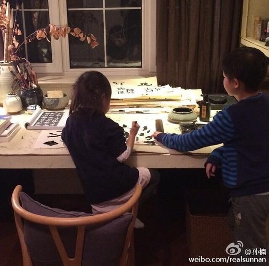孙楠晒儿女练书法照 哥哥教妹妹背影温馨