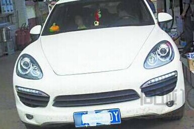 安徽男子用卫生巾遮挡牌照 被扣12分罚款200