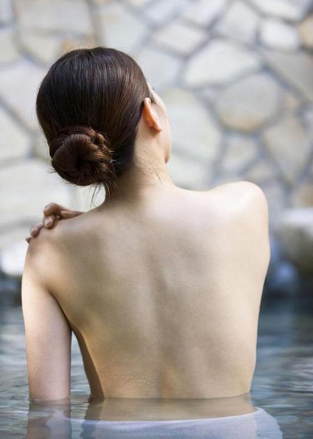 洗浴按摩有助乳房保健