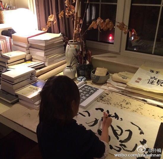 孙楠晒儿女练书法照 哥哥教妹妹背影温馨