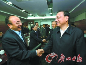 李克强给万里审批图打叉 寄望自贸区争创审批