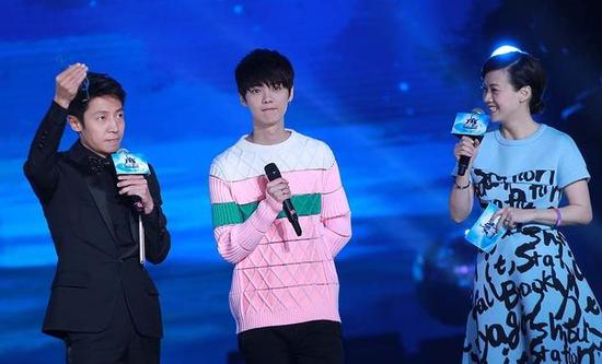 鹿晗捐耳机做公益 遭曾宝仪调戏|鹿晗|公益|耳